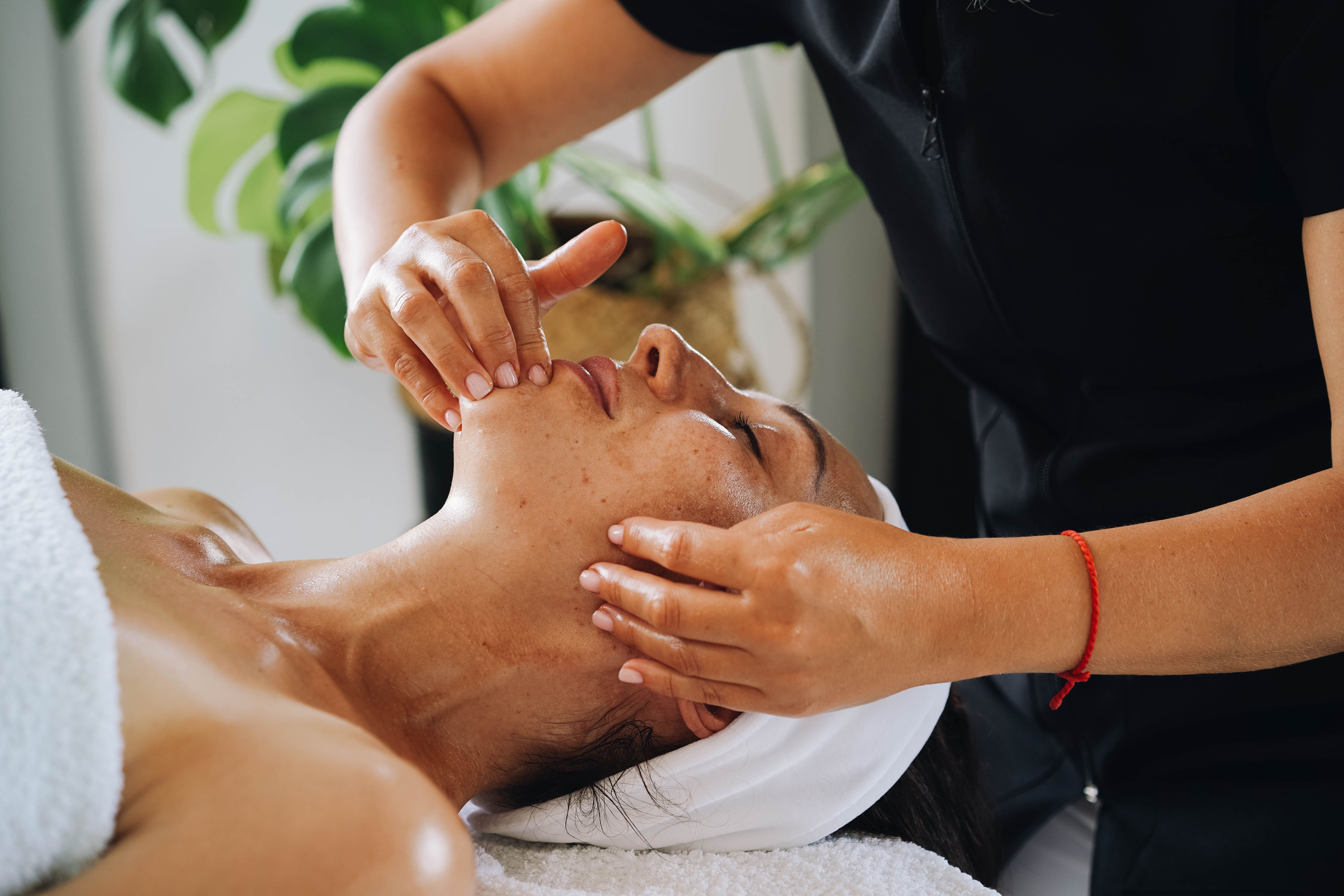 Face massage treatment at Lafeli Beauty